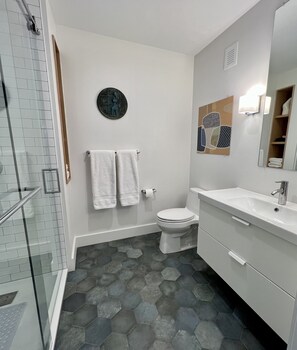 Shower, hair dryer, towels, soap - Charming Montford FIVE ★ — Comfortable & Quiet — WALK Downtown (Asheville)