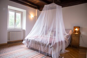 6 bedrooms, desk, free WiFi, bed sheets