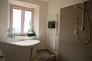 Baignoire, sèche-cheveux, serviettes fournies, savon