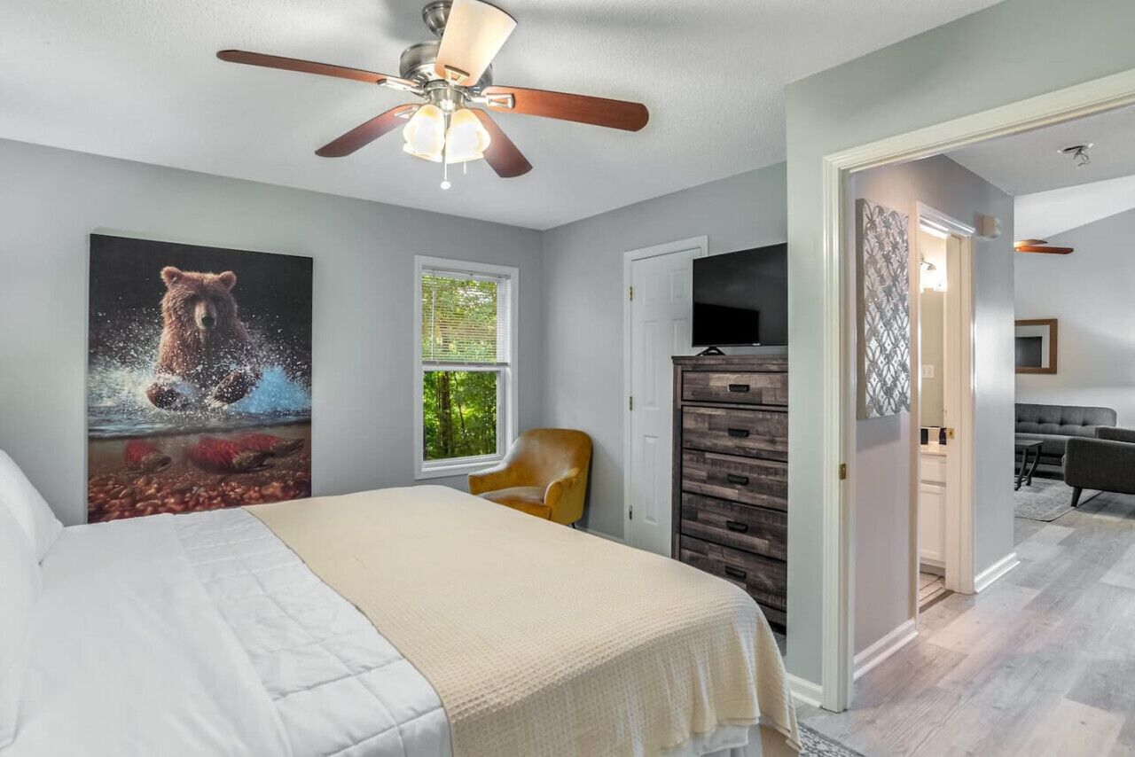 3 bedrooms, iron/ironing board, WiFi, bed sheets
