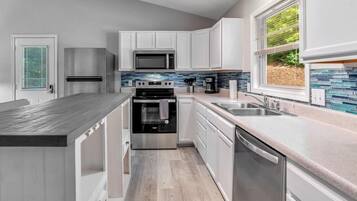 Jääkaappi, mikroaaltouuni, uuni, liesi