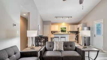 Una televisión, una chimenea