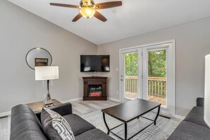 Una televisión, una chimenea