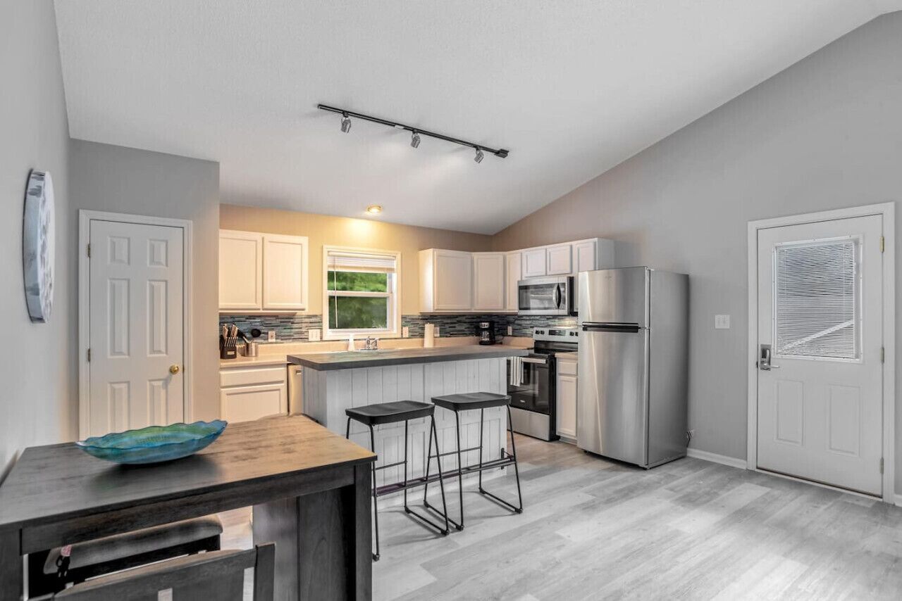 Jääkaappi, mikroaaltouuni, uuni, liesi