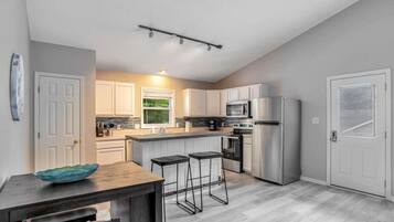 Jääkaappi, mikroaaltouuni, uuni, liesi