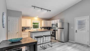 Refrigerador, microondas, horno, placa de cocina