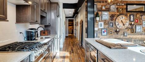 Køleskab, mikrobølgeovn, ovn, kogeplade