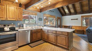Una cocina con armarios de madera, electrodomésticos de acero inoxidable y una isla grande.