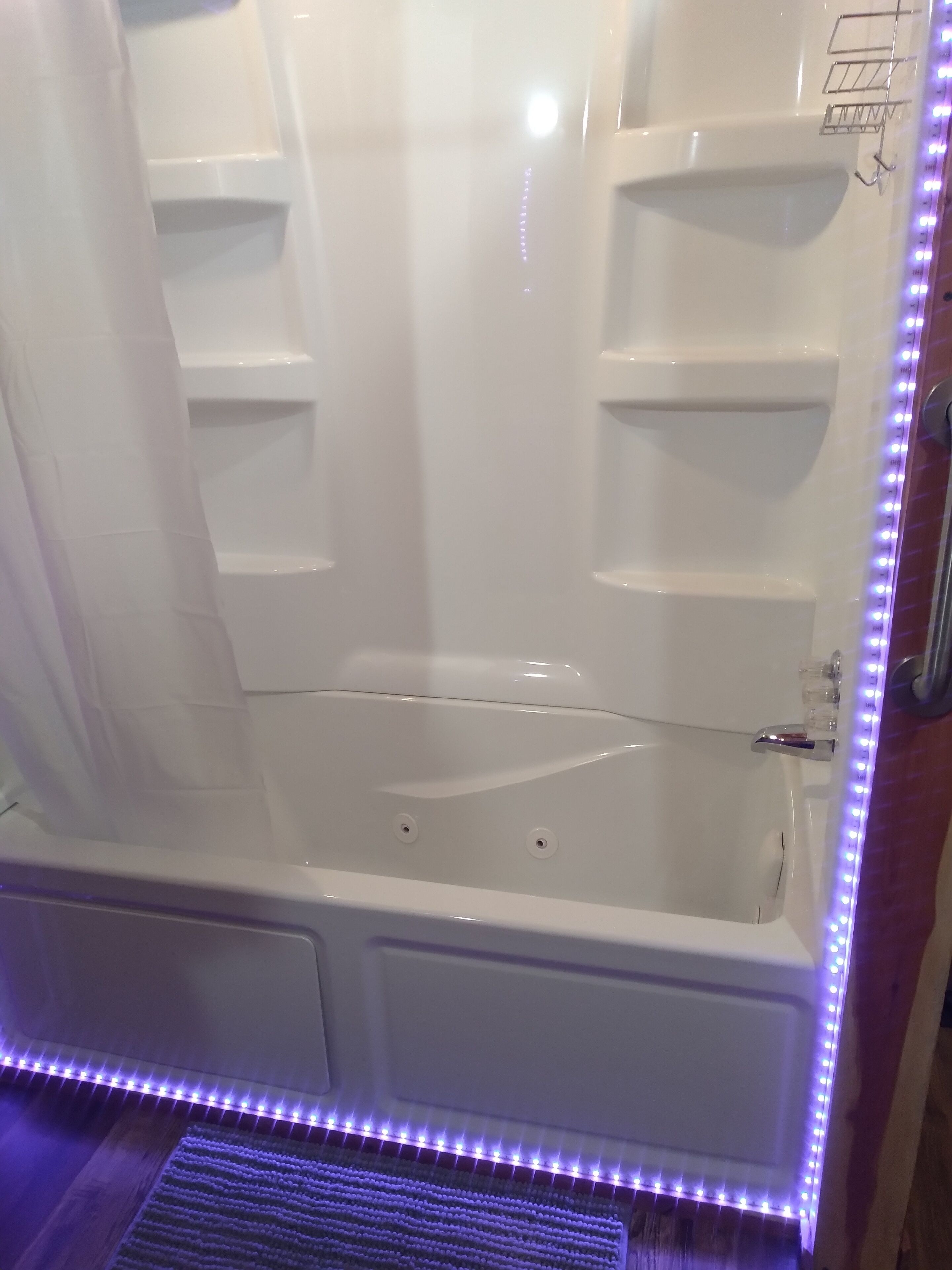 Combined shower/tub, jetted tub, towels, soap