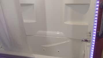 Combined shower/tub, jetted tub, towels, soap
