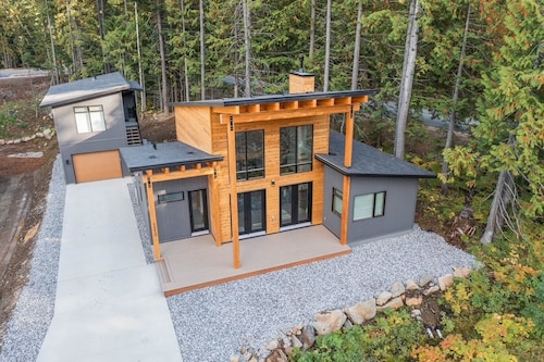 Modern Cabin w/loft walk to ski slopes & trails