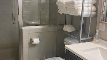 Douche, sĂšche-cheveux, serviettes fournies, savon
