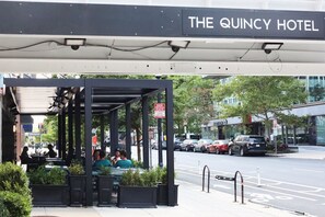 2 間餐廳，供應午餐