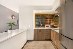 Full-size fridge, microwave, stovetop, dishwasher - The Quincy, an Ascend Collection Hotel (Washington)