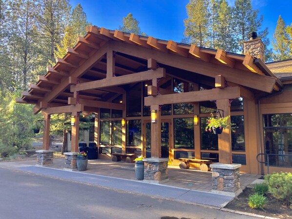 Exterior - Beautiful updated one bedroom condo at Seventh Mountain Resort. (Bend)