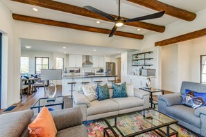 Smart TV, chimenea y libros 