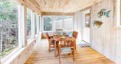 Dog-friendly, bayfront home w/rocky beach, full kitchen, washer/dryer & firepit