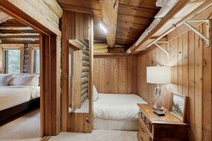 2 室のベッドルーム、アイロン / アイロン台、インターネットアクセス (無料)、ベッドシーツ