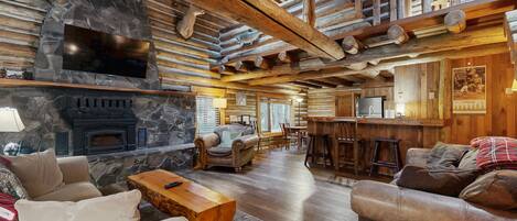 テレビ、暖炉、DVD プレーヤー