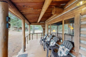 Terrace/patio - Cozy Cabin with Great Outdoor Space, Fireplace, & Free WiFi - Near Sandy River (Brightwood)