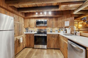 Fridge, microwave, oven, stovetop - Cozy Cabin with Great Outdoor Space, Fireplace, & Free WiFi - Near Sandy River (Brightwood)