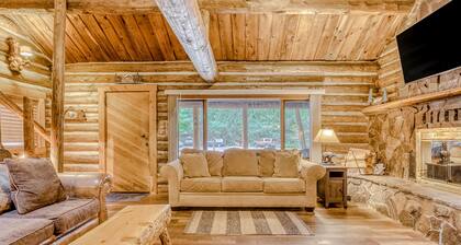 Cozy Cabin with Great Outdoor Space, Fireplace, & Free WiFi - Near Sandy River