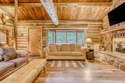 Cozy Cabin with Great Outdoor Space, Fireplace, & Free WiFi - Near Sandy River