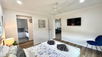 3 makuuhuonetta, työpöytä, silitysrauta/-lauta, vauvan matkasänky