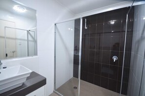 Dusche, Regendusche, Haartrockner, Handtücher
