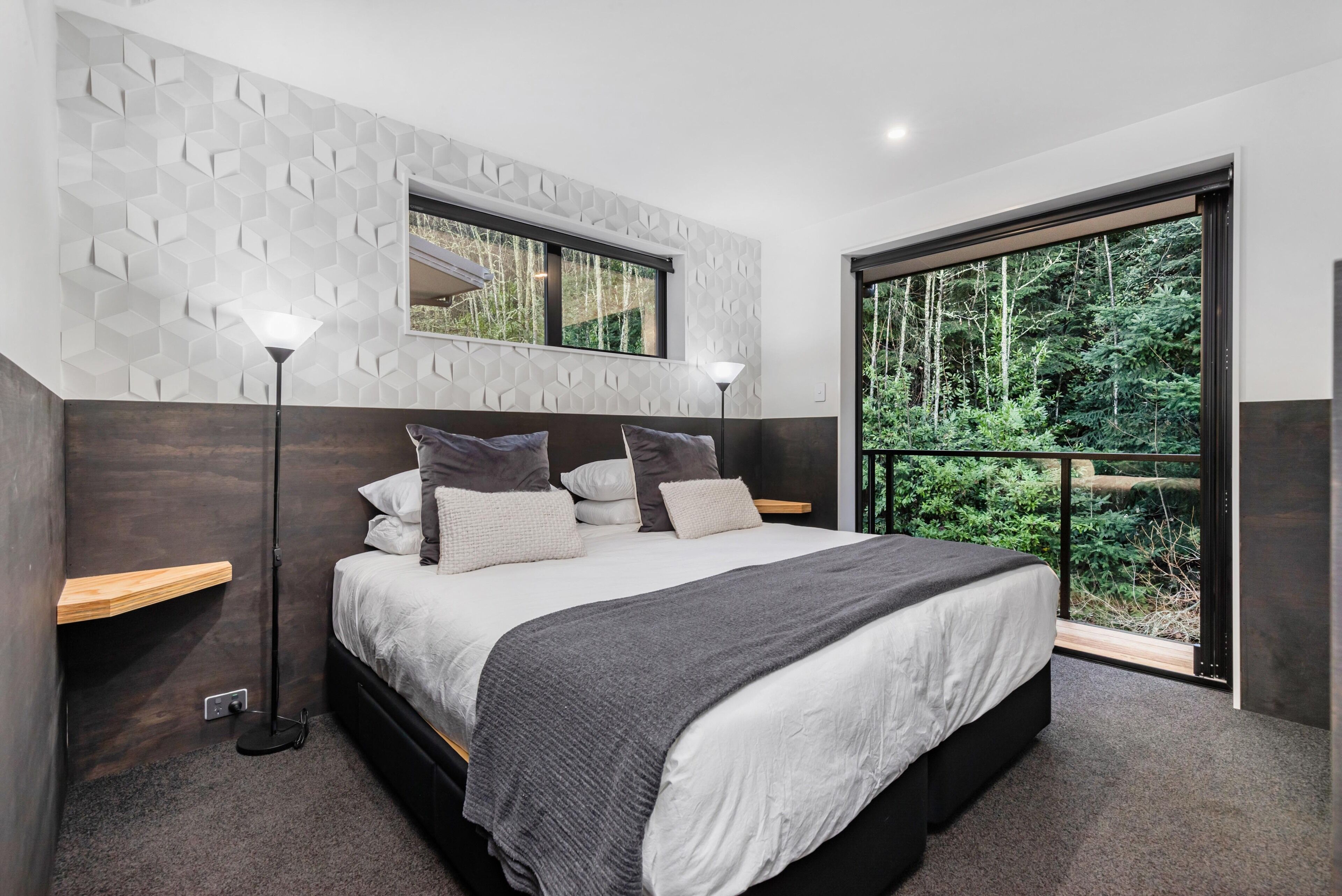 4 bedrooms, desk, iron/ironing board, free WiFi