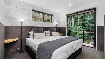 4 bedrooms, desk, iron/ironing board, free WiFi