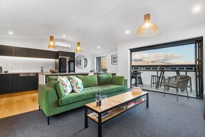 Een smart-tv, een open haard, boeken en een computerscherm