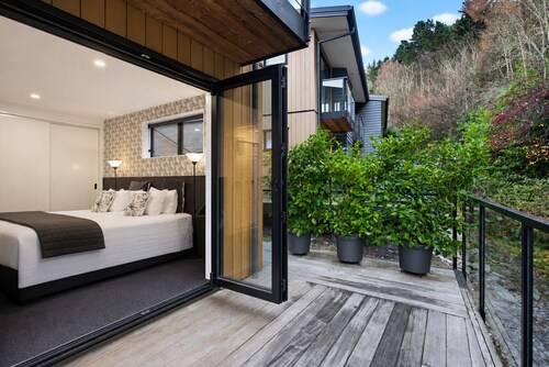 Hot Tub Retreat, 4 Ensuites, Mountain Views