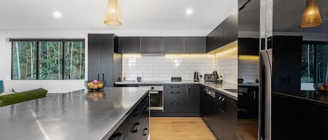 Refrigerador, microondas, horno y parrilla de estufa
