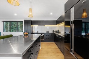 Een koelkast, een magnetron, een oven, een kookplaat