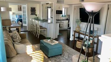 Una Smart TV, un reproductor de DVD, libros