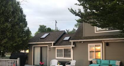 "Gun-A-Love IT!" Lakefront getaway / retreat on Gun Lake