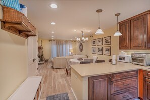 Condo, varias camas (Beach-N-Ski Condo) | Interior