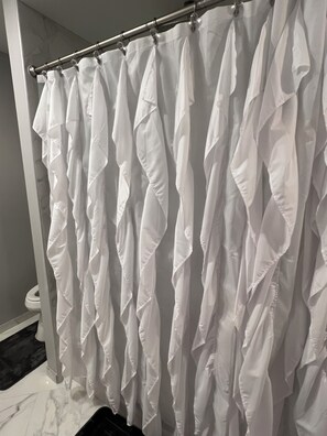 Ensemble douche/baignoire, sèche-cheveux, serviettes fournies, savon