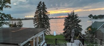 Lakefront house! SUP and Kayak use included. Near golf!