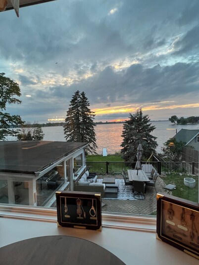 Lakefront house! SUP and Kayak use included. Near golf!