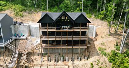 Wakes N Shades-Brand New. Private Dock. Hot Tub. 9 Bed/12 Bath.Theater Room