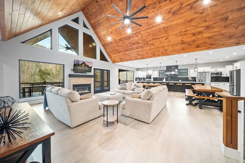 Wakes N Shades-Brand New. Private Dock. Hot Tub. 9 Bed/12 Bath.Theater Room