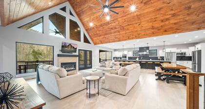 Wakes N Shades-Brand New. Private Dock. Hot Tub. 9 Bed/12 Bath.Theater Room