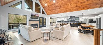 Wakes N Shades-Brand New. Private Dock. Hot Tub. 9 Bed/12 Bath.Theater Room