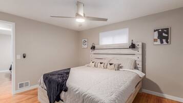 3 bedrooms, desk, iron/ironing board, free WiFi