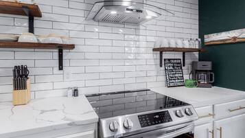 雪櫃、微波爐、焗爐、爐具