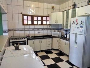 Kjøleskap, mikrobølgeovn, ovn og kokeplater