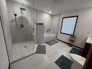 Badewanne, Whirlpool, Haartrockner, Handtücher