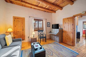 Televisión, chimenea y oficina